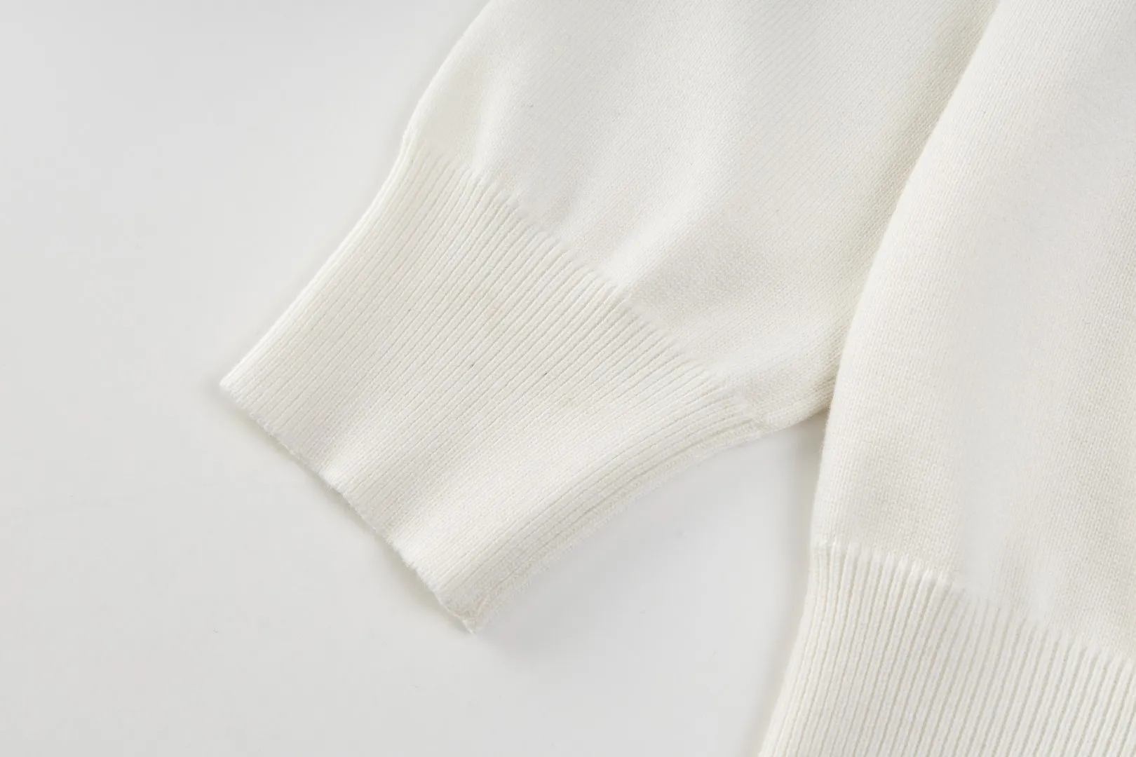 P206 #R80 Ralph Lauren Knitted Pony Embroidered Round Neck Pullover Sweater Official Website Synchronized Same Style for Men and Women Sizes: S-XL Color: White Blue Khaki Army Green Dark Gray Gray Navy Red Label Navy Blue White Label Black White Label Black Red Label Classic Cotton Yarn 100% White Cotton High Quality Goods Classic styles have always been popular! The workmanship details are very good! The simple round neck pullover sweater is always the standard, with classic brand embroidery on the chest! All major stars have the same style! Best for couples. High quality goods! Xinjiang cotton micro-elastic and smooth fabric has excellent quality. Pure cotton is soft and skin-friendly. Size: S M L
